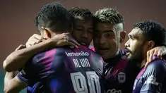 Klub milik Raffi Ahmad, Rans Cilegon FC memastikan satu tempat di final Liga 2 sekaligus berhak promosi ke Liga 1 musim depan usai menang 3-0 atas PSIM Yogyakarta dalam laga semifinal Liga 2 yang diwarnai hujan lebat di Stadion Pakansari, Bogor, Senin (27/12/2021). (Bola.com/Bagaskara Lazuardi)