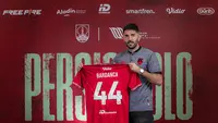 Persis Solo kembali mengumumkan pemain asing baru. Kali ini, Laskar Sambernyawa meresmikan kedatangan bek kelahiran Spanyol yang sudah pernah memperkuat Timnas Filipina, Diego Bardanca. (Bola.com/Dok Persis)
