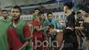 Pemain Timnas Indonesia U-16 menyapa suporter usai pertandingan melawan Singapura pada laga uji coba di Stadion Wibawa Mukti, Cikarang, Kamis, (8/6/2017). Indonesia menang 4-0. (Bola.com/M Iqbal Ichsan)