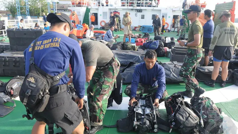 Persiapan Tim Penyelam Cari Korban AirAsia QZ8501