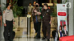 Wahono Saputro selaku Kepala Kantor Pajak Madya Jakarta Timur (batik) diarahkan oleh petugas menuju pintu keluar Gedung Merah Putih KPK, Jakarta Selatan, Selasa (14/3/2023). Saat ditanyai sejumlah pertanyaan pasca pemeriksaan, Wahono Saputro memilih bungkam. (Liputan6.com/Faizal Fanani)