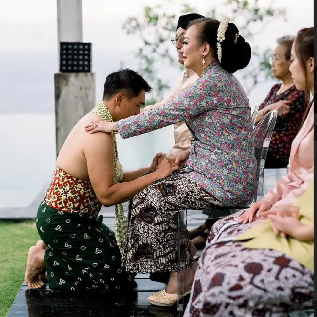 Jelang Pernikahan, Ini 7 Momen Siraman Estelle Linden yang Digelar di Bali