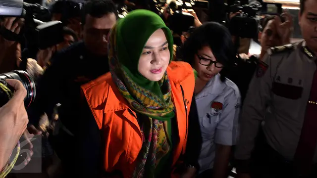 20150825-Pasutri Gatot-Evi Kompak Bungkam Usai Diperiksa KPK-Jakarta