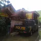 Lokasi penemuan dua jasad wanita dicor di dalam rumah di Harapan Jaya, Kota Bekasi dipasang garis polisi. (Liputan6.com/Ika Defianti)
