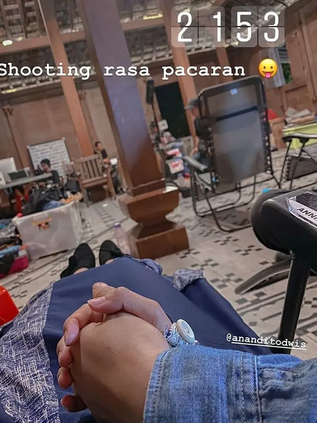 6 Potret Annisa Rahma Syuting Bareng Suami, Kompak Pakai Seragam SMA