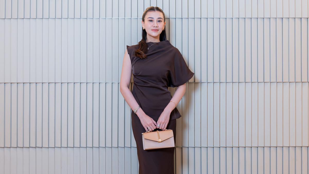 Inspirasi Gaya Ramadan ala Aaliyah Massaid, Atasan Unik Berpadu dengan Envelop Bag