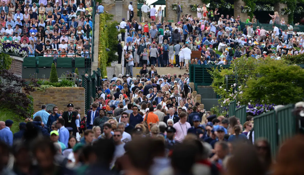 Antrian panjang penonton saat memasuki lapangan Tenis Wimbledon Championships 2016 di The All England Lawn Tennis Club, Wimbledon,  London, (27/6/2016). (AFP/Glyn Kirk)