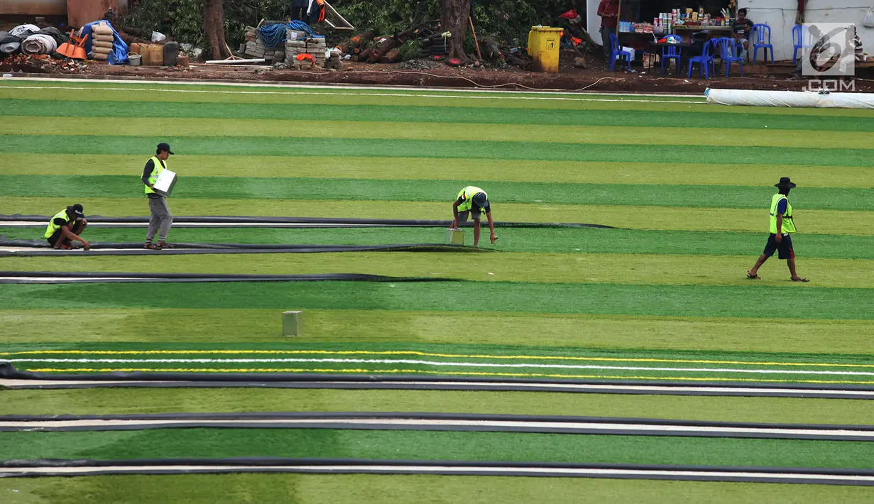 Pekerja menyelesaikan proyek pembangunan stadion latihan Persija di Wisma Aldiron, Jakarta, Sabtu (10/11). Tempat latihan baru Persija ini juga bakal dibuat sesuai dengan standar AFC dan FIFA. (Merdeka.com/Imam Buhori)