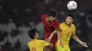 Striker Timnas Indonesia U-16, Ahmad Athallah, menyundul bola saat melawan China pada Kualifikasi Piala AFC U-16 2020 di SUGBK, Jakarta, Minggu (22/9). Kedua negara bermain imbang 0-0. (Bola.com/Vitalis Yogi Trisna)
