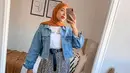 <p>Cutting cropped pada jaket menghadirkan kesan edgy yang sangat mudah dipadukan dengan outfit apapun. untuk mempertegas siluet tubuh, paduan t-shirt dan maxi dress serta belt jadi elemen penyempurna yang tepat. Paduan hijab bernuansa oranye juga memberikan warna tersendiri pada tampilan yang ingin dihadirkan. (Foto: Pinterest).</p>