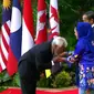 PM Timor Leste Xanana Gusmao mencium tangan ibu negara Iriana Joko Widodo saat menghadiri KTT ASEAN di JCC) Senayan, Jakarta, Selasa (5/9/2023). (Merdeka.com)