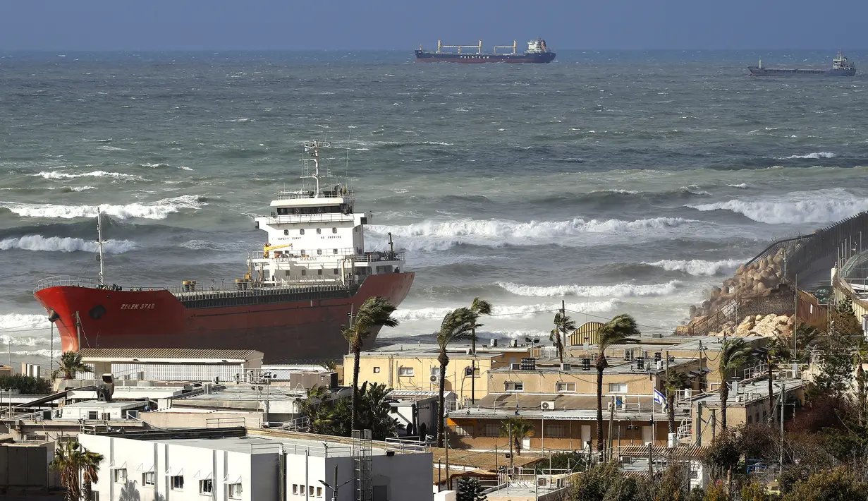 Kapal kargo pembawa semen Zelek Star terdampar di sebuah pantai Kota Ashdod, Israel, Jumat (27/12/20190). Angin kencang dan ombak besar membuat kapal menjauh dari titik jangkar di dekat Pelabuhan Ashdod sehari sebelumnya. (JACK GUEZ/AFP)