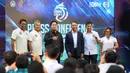 Ketum PSSI Erick Thohir (ketiga kiri) bersama Waketum PSSI Zainudin Amali (ketiga kanan), Dirut BRI Sunarso (kedua kiri), Wadirut BRI Catur Budi Harto (kiri), Dirut LIB Ferry Paulus (kedua kanan) dan Direktur Programming SCM Harsiwi Achmad (kanan) saat peluncuran BRI Liga 1 2023/2024 di Jakarta, Senin (26/6/2023). (Bola.com/Abdul Aziz)