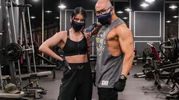 Hidup sehat bersama menjadi tujuan keduanya saat nge-gym. Menjaga fisik terjaga di usia tak lagi muda membuat keduanya selalu terlihat awet muda. Momen-momen Sabrina dan Deddy nge-gym bareng ini curi perhatian. (Liputan6.com/IG/@sabrinachairunnisa_)