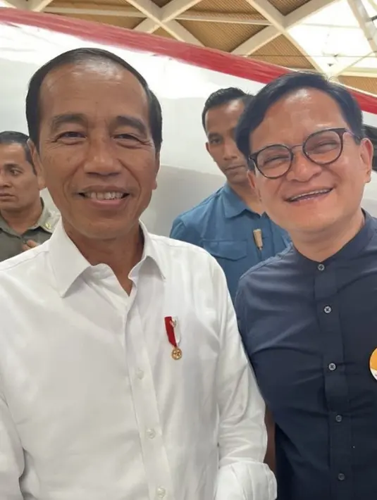 Hedi Yunus tampil dengan kemeja tanpa kerah warna navy saat menjajal kereta cepat bersama Jokowi. @hedi_yunus
