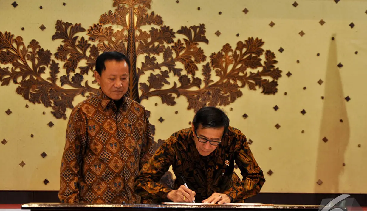 Menkum HAM Yosanna Laoly menandatangani nota berita acara didampingi Mantan Menkum HAM Amir Syamsuddin saat serah terima jabatan, Jakarta, Senin (27/10/2014). (Liputan6.com/Miftahul Hayat)