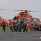 Helikopter Basarnas tiba dari KRI Banda Aceh dengan membawah jenazah penumpang AirAsia QZ8501 di Lanud Iskandar, Kalteng, Rabu (7/1/2015). Pelaksanaaan operasi memasuki hari ke-11 sudah mengevakuasi sebanyak 41 jenazah.(Liputan6.com/Andrian M Tunay)