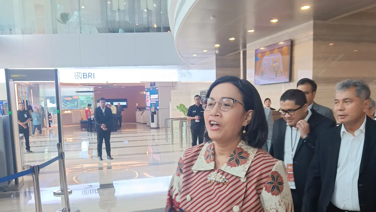 Menteri Keuangan (Menkeu) Sri Mulyani Indrawari usai acara BRI Microfinance Outlook 2024 di Menara Brilian, Jakarta, Kamis (7/3/2024). Sri Mulyani berkomentar soal penurunan suku bunga Fed. (Sulaeman/Liputan6.com)