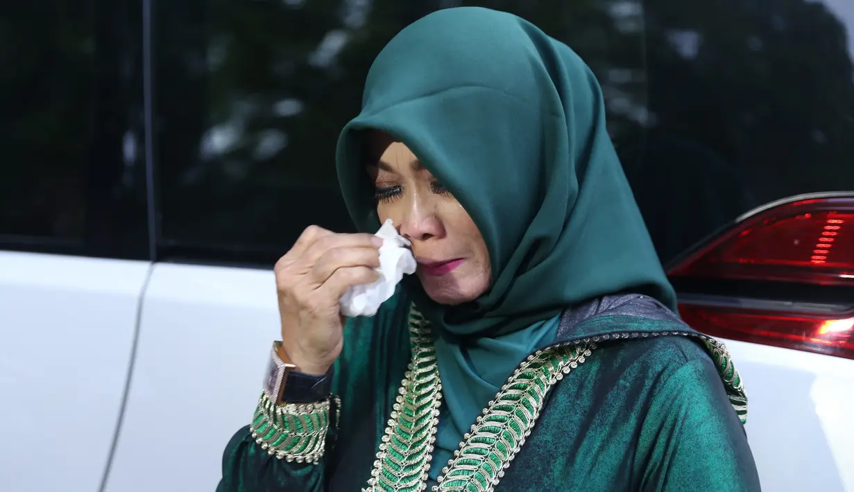 Ketika ditanya langsung, Sri Wulansih pun mengutarakan alasannya mengunjungi makam Jupe setiap hari. Rindu adalah alasan utama sang ibu mengunjungi makam anak kesayangannya setiap hari. (Nurwahyunan/Bintang.com)