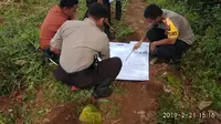 Penyidik Polres Gowa mengecek lahan yang rencananya di bangun kota idaman di daerah Pattallassang (Liputan6.com/ Eka Hakim)