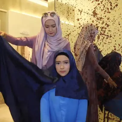 Hijab square warna biru. (Vidio.com/Liputan6.com)
