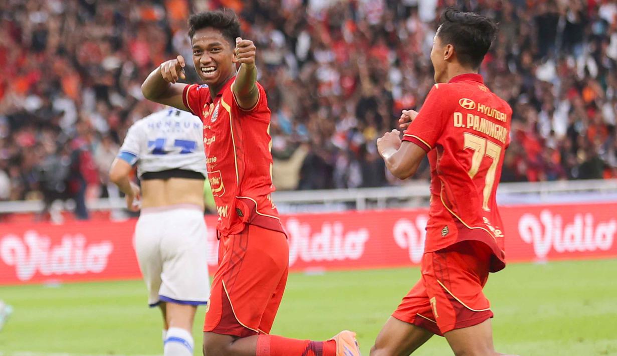 Keunggulan Persija bertambah pada menit ke-79 lewat aksi Aditya Warman. Tampak dalam foto, pemain Persija, Aditya Warman (kiri) saat merayakan golnya ke gawang Persijap pada laga pekan ke-16 BRI Super League 2025/2026 di Stadion Utama Gelora Bung Karno (SUGBK), Jakarta, Sabtu (3/1/2026). (Bola.com/Abdul Aziz)