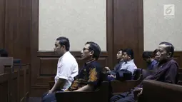 Mantan anggota Komisi XI DPR F-Partai Demokrat Amin Santono (kanan) saat sidang lanjutan dugaan suap APBN-P 2018 di Pengadilan Tipikor, Jakarta, Kamis (11/10). Saksi yang dihadirkan di antara anggota Komisi XI DPR Sukiman. (Liputan6.com/Herman Zakharia)