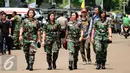 Sejumlah prajurit wanita TNI berkeliling di sekitar kawasan Stadion GBK Jakarta, Minggu (24/1/2016). TNI mengerahkan prajurit wanita untuk memberi rasa aman dan nyaman bagi para suporter perempuan. (Liputan6.com/Helmi Fithriansyah)