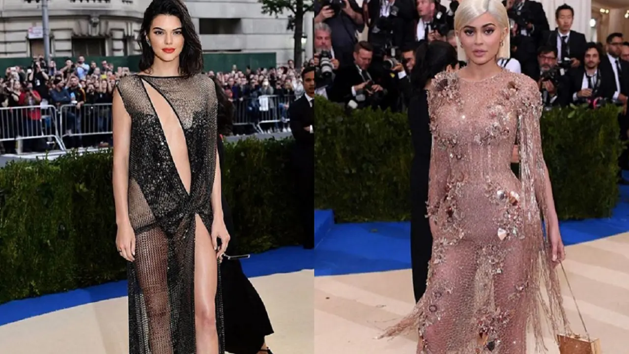Seksi, Gaun Transparan Kendall dan Kylie Jenner di Met Gala 2017