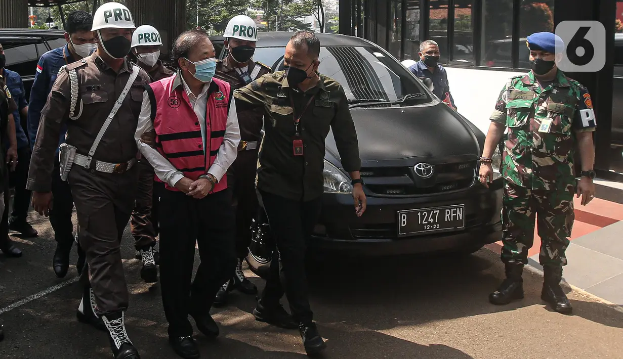Tersangka kasus dugaan korupsi Surya Darmadi tiba di Gedung Kejaksaan Agung, Jakarta, Kamis (18/8/2022). Surya Darmadi tiba untuk menjalani pemeriksaan perdana kasus dugaan korupsi, pencucian uang, dan penguasaan lahan sawit yang merugikan negara Rp 78 triliun. (Liputan6.com/Faizal Fanani)