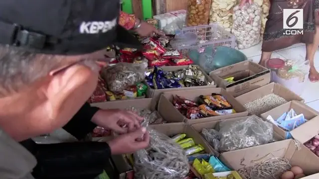 Petugas gabungan Kabupaten Kulon Progo merazia pasar tradisionil dan menemukan makanan mengandung formalin.