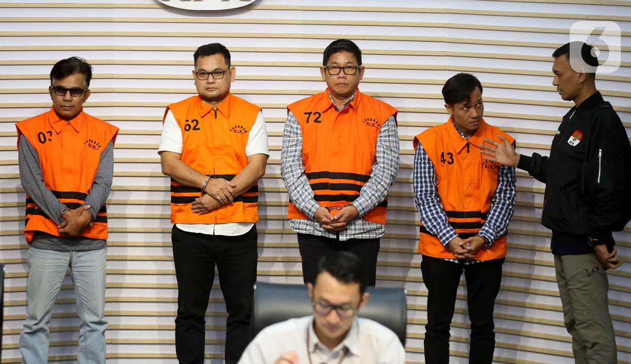 Purwanto dan Robi Vitergo dijerat dengan pasal 12 huruf a atau pasal 12 huruf b atau pasal 11 Undang-Undang nomor 31 tahun 1999 tentang Pemberantasan Tindak Pidana Korupsi juncto pasal 55 ayat 1 ke 1 Kitab Undang-Undang Hukum Pidana dan juncto pasal 65 ayat 1 KUHP. Tampak dalam foto, Mendra SB; Anggota Dewan Perwakilan Rakyat Daerah (DPRD) Kabupaten Ogan Komering Ulu periode 2024-2029, Robi Vertigo; Wakil Ketua Dewan Perwakilan Rakyat Daerah (DPRD) Kabupaten Ogan Komering Ulu periode 2024-2029, Parwanto; dan Ahmat Thoha (dari kiri ke kanan) saat mengikuti rilis penetapan penahanan di Gedung Merah Putih Komisi Pemberantasan Korupsi (KPK), Jakarta, Kamis 20 November 2025. (Liputan6.com/Helmi Fithriansyah)