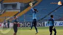 Jelang laga melawan Cina kemampuan dan kelincahan para penjaga gawang Timnas Indonesia terlihat semakin ditingkatkan oleh Pelatih penjaga gawang Timnas Indonesia, Fabio Tependino (Liputan6.com/ Helmi Fithriansyah)
