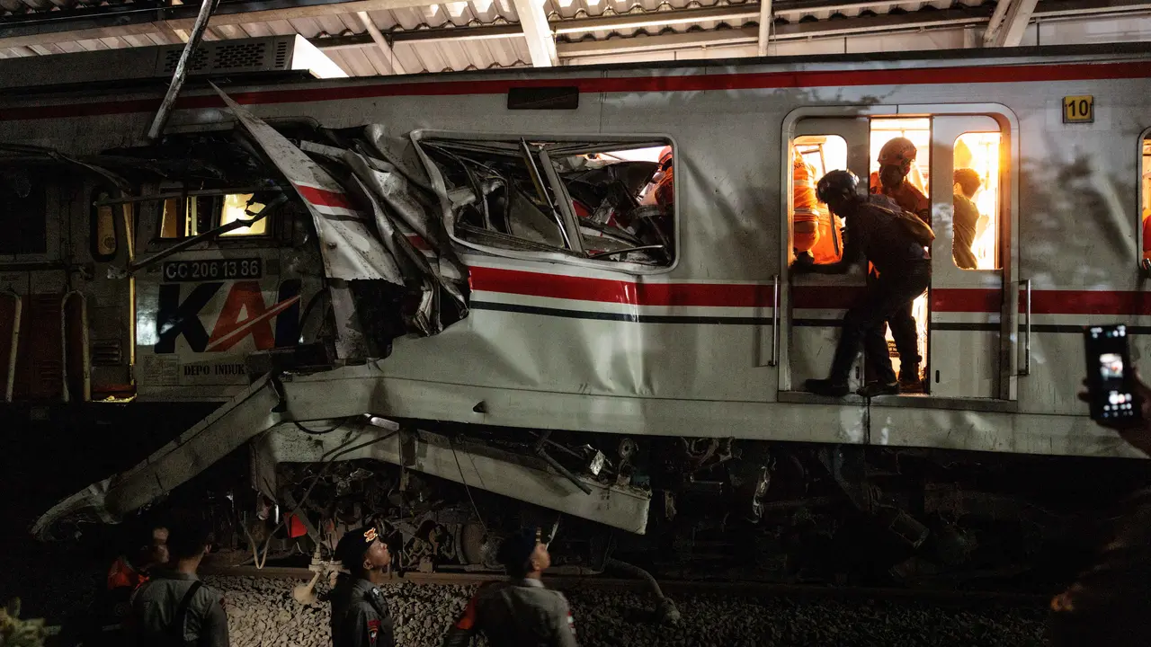 Evakuasi Korban Kecelakaan Kereta di Stasiun Bekasi Timur Masih Berlanjut