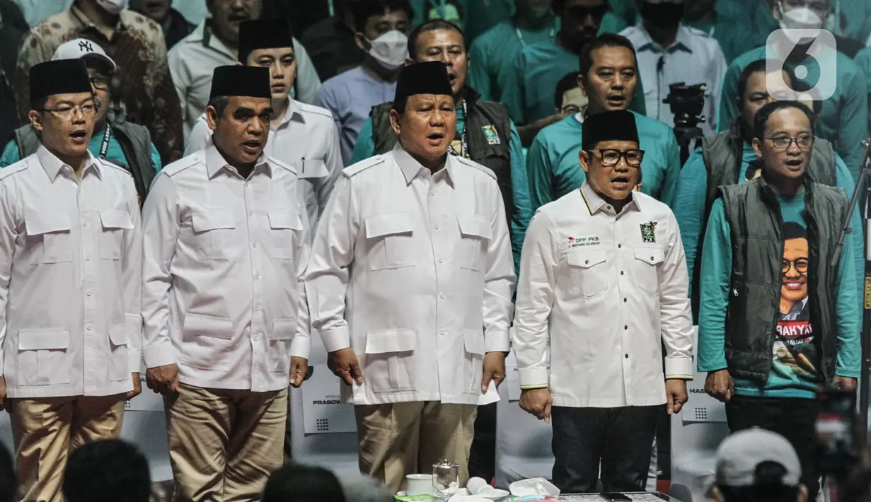 Ketua Umum Partai Gerindra Prabowo Subianto bersama Ketua Umum PKB Muhaimin Iskandar saat acara PKB Road To Election 2024 di Tennis Indoor Senayan, Jakarta, Minggu (30/10/2022). Acara itu dihadiri oleh para kader Partai Kebangkitan Bangsa (PKB) dari seluruh wilayah di Indonesia. (merdeka.com/Iqbal S Nugroho)