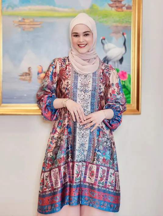 Cut Meyriska kenakan tunik satin bermotif dengan detail puffy sleeve yang manis. [@cutratumeyriska]