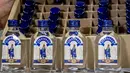Botol vodka yang disita oleh otoritas bea cukai di pelabuhan Rotterdam, Selasa (26/2). Petugas bea cukai Belanda menyita 90.000 botol vodka yang diyakini bakal dikirim untuk pemimpin Korea Utara, Kim Jong-un dan kepala pasukannya. (Robin UTRECHT/ANP/AFP)