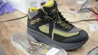 Unik, Ada Sepatu Bisa Isi Daya Ponsel dari Langkah Kaki