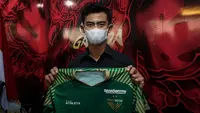 Pratama Arhan tinggal menunggu waktu untuk bergabung dengan Tokyo Verdy. Mantan bek PSIS Semarang itu disebutkan telah mengantungi izin untuk masuk ke Negeri Sakura di tengah kabar pelarangan Warga Negara Asing (WNA) masuk ke Jepang buntut dari varian Omicron. (Bola.com/Bagaskara Lazuardi)