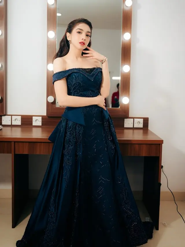 Gaya Angel Karamoy Pakai Dress, Tampil Manis hingga Elegan