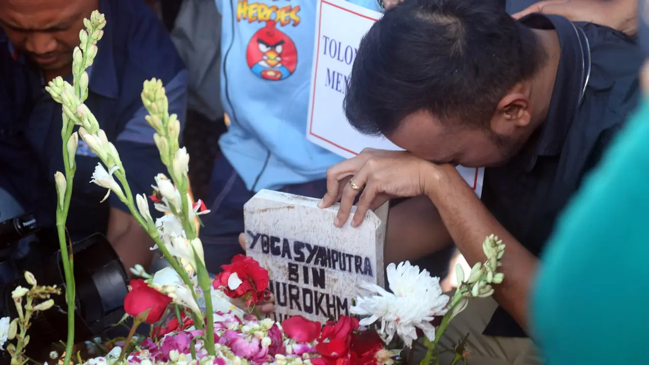 [Bintang] Ruben Onsu ziarah Makam Olga