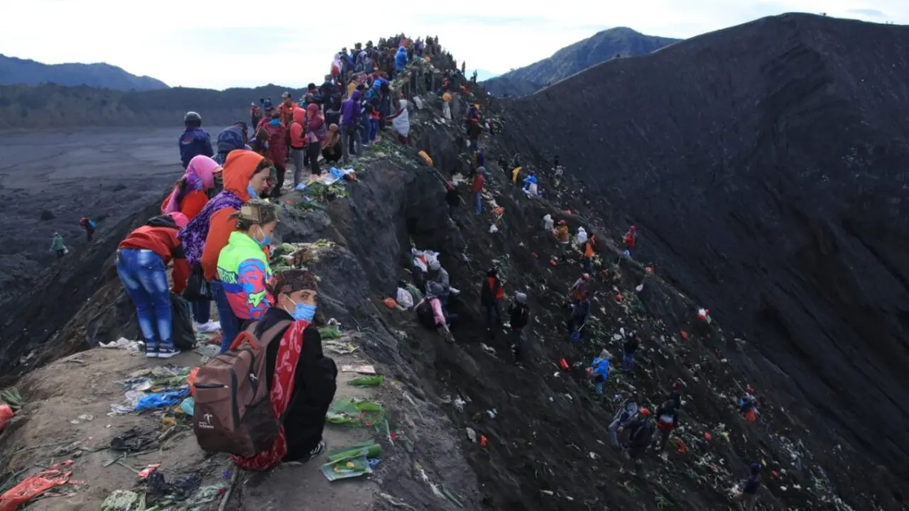 Puncak perayaan Yadnya Kasada masyarakat Tengger lakukan larung sesaji di kawah Gunung Bromo (Istimewa)
