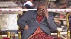 Perdana Menteri Nepal yang baru, Sushila Karki menunggu para menteri untuk diambil sumpah jabatannya oleh Presiden Nepal Ram Chandra Poudel di Gedung Kepresidenan di Kathmandu, Nepal, pada Senin 15 September 2025. (AP Photo/Niranjan Shrestha)