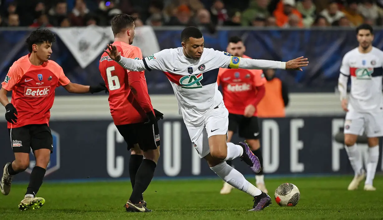 Pemain PSG, Kylian Mbappemengontrol bola pada laga Piala Prancis 2023/2024 melawan Revel di Pierre-Fabre stadium, Castres, Prancis, Senin (08/01/2024) dini hari WIB. (AFP/Valentine Chapuis)
