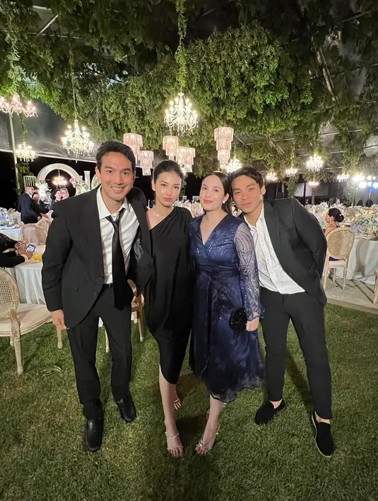 Acara pernikahan lain, Chelsea memilih dress brokat warna navy. Sementara Rob tampil gagah dengan setelan jas hitam. [Foto: IG/robclintonkardinal].