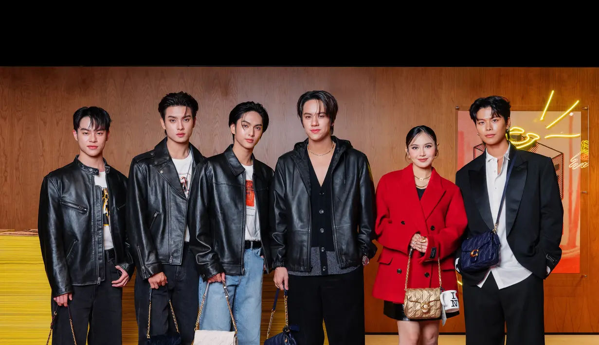 Mahalini menggunakan tas Quilted Washed Leather Times Square Tabby berwarna emas yang elegan. Mengikuti tren bag charm yang semakin populer di dunia fashion.  [Foto: Coach]