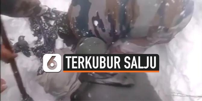 VIDEO: Penyelamatan Warga Sipil yang Terkubur Salju Longsor Kashmir