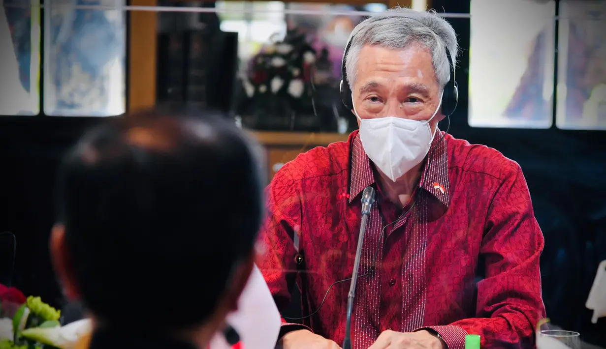 PM Singapura Lee Hsien Loong (kanan) saat melakukan pertemuan dengan Presiden Joko Widodo di The Shancaya Resort Bintan, Bintan, Kepulauan Riau, Selasa (25/1/2022). (Laily Rachev/Biro Pers Setpres)