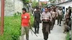 Puluhan tim gabungan Brimob dan TNI dari kodim Mimika merazia warga yang masih memiliki senjata tajam. Hasilnya, puluhan parang dan panah disita.