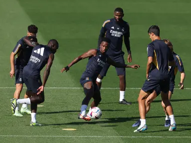 Penyerang Real Madrid #07 Vinicius Junior (tengah) dan rekan satu timnya menghadiri sesi latihan menjelang pekan ke-9 La Liga 2023/2024, di Valdebebas Sport City di Madrid pada 6 Oktober 2023. (PIERRE-PHILIPPE MARCOU / AFP)